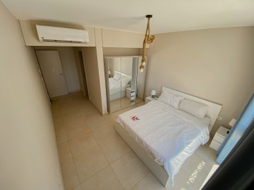 Schlafzimmer mit Klimaanlage und Spiegelschrank