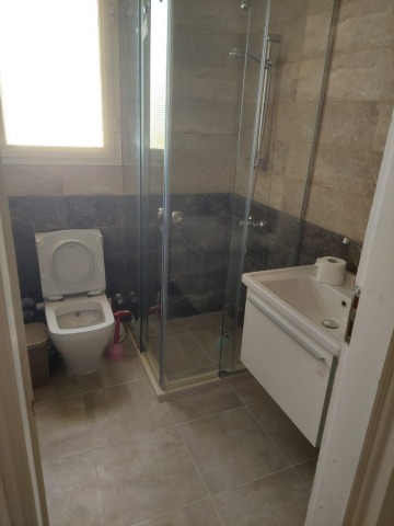Badezimmer mit Duschkabine zwischen den Zimmern - erster Stock