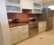 Voll ausgestattete Küche mit Waschmaschine, Geschirrspülmaschine, Wasserkocher und Toaster