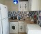 Vollausgestattete Küche mit Waschmaschine, Toaster und Wasserkocher