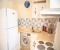 Voll ausgestattete Küche mit Waschmaschine, Wasserkocher und Toaster