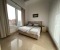 helles Schlafzimmer mit Doppelbett 