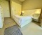 Schlafzimmer mit großen Doppelbett