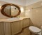 Badeezimmer mit großem Spiegel 