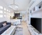Helles Wohnzimmer mit Smart TV