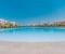 Große Salzwasserpool-lagune mit Sandstrand