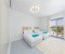 Großes Schlafzimmer mit zwei Einzelbetten und Balkon