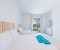 Schlafzimmer mit Kommode und Spiegel