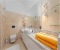 Neu renoviertes Badezimmer mit großer Ablage und großem Spiegel