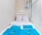 Kleines, zweites Schalfzimmer mit Bett und Kleiderschrank