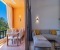 Balkon mit Sitzecke, Esstisch und Blick auf den Pool