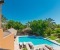 Gemeinschaftspool mit Sonnenliegen und Sitzgelegenheiten im Schatten 