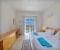 Schlafzimmer 1 mit Arbeitsplatz und Balkon mit Lagunenblick