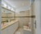 Badezimmer zum Schlafzimmer 1 mit großem Waschbereich und Dusche