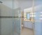 Badezimmer zu Schlafzimmer 2 mit großer Dusche