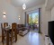 Wohnzimmer mit gro&szlig;en Smart TV und Zugang zum Balkon 