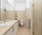 Badezimmer 2 mit gro&szlig;em Spiegel und Dusche
