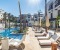 Liegen und Sonnenschirme am Pool