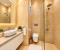 Bad en suite im Erdgeschoss mit Dusche