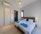 Schlafzimmer 1 mit en-suite Badezimmer mit Dusche 