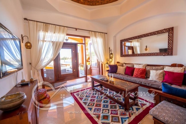 Wohnzimmer mit Zugang zur Terrasse