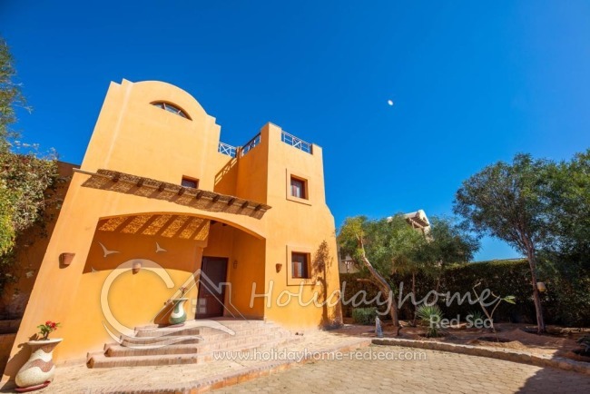 Eingang zur Villa mit Parkplatz