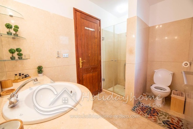 Badezimmer mit Dusche