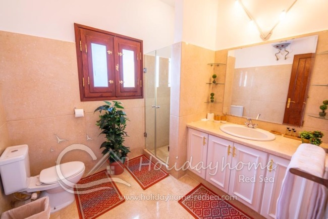 Badezimmer mit Dusche