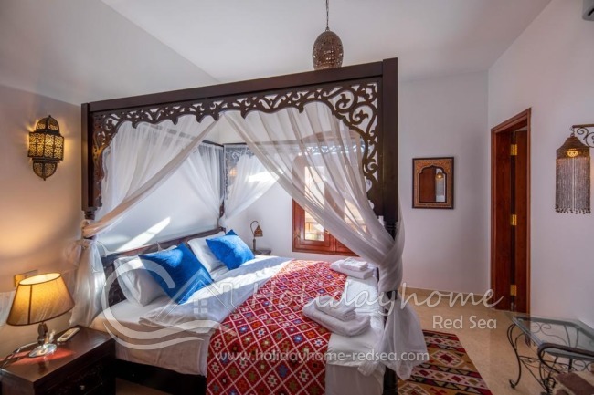 Schlafzimmer #4 mit Doppelbett und eigenem Badezimmer mit Dusche