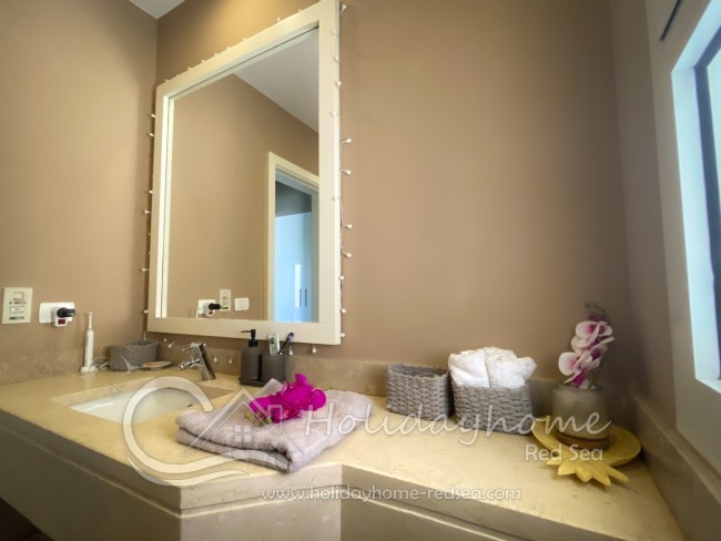 Badezimmer mit großem Spiegel