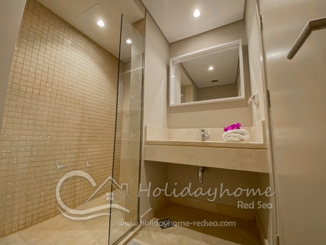 Hauptbadezimmer mit Dusche