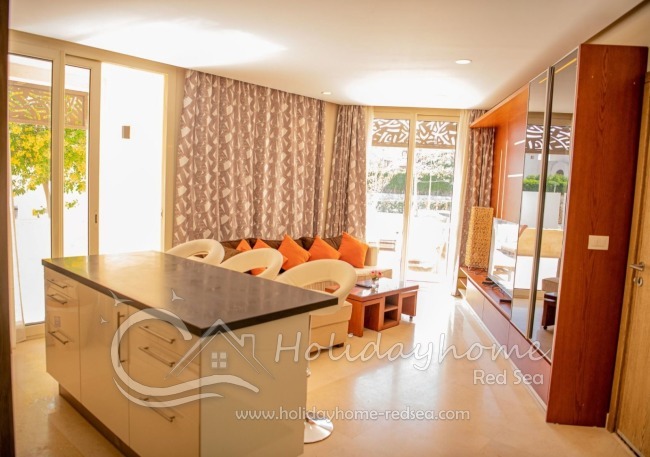 Wohnzimmer und offene Küche mit Zugang zur großen Terrasse