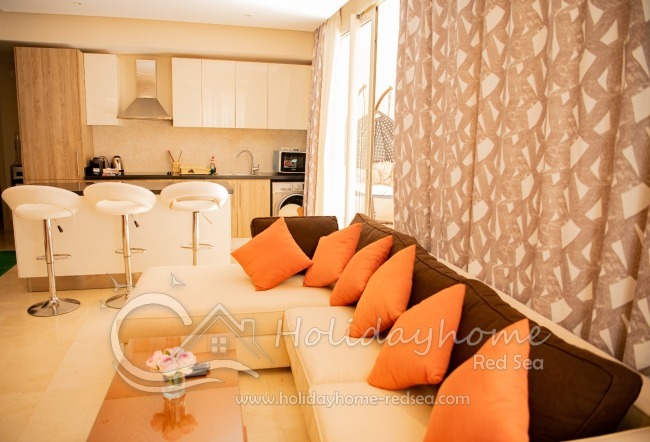 Wohnzimmer mit Sicht zur Küche 