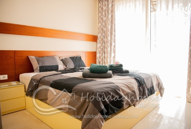 Schlafzimmer mit großen Doppelbett 