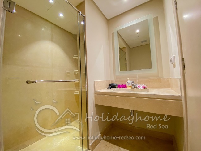 Badezimmer mit Dusche