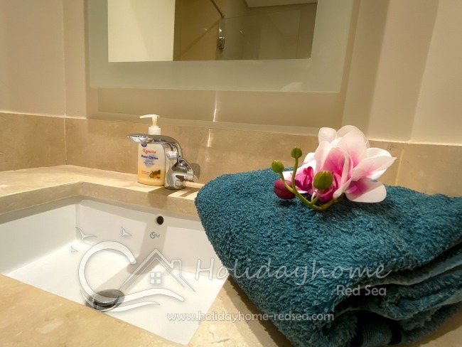 Badezimmer mit großem Spiegel 