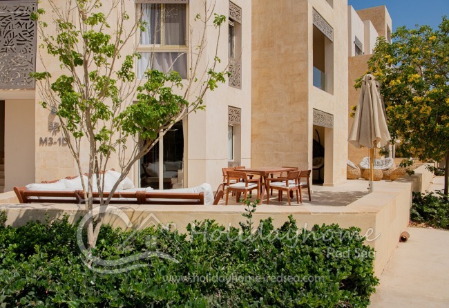 Große Terrasse mit zwei Sitzecken und Esstisch 