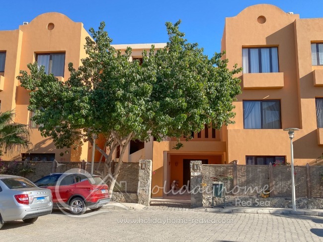 Eingang zur Wohnung mit kostenlosen Parkplätzen