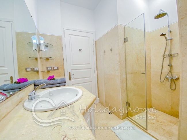 Badezimmer 2 mit großer Dusche