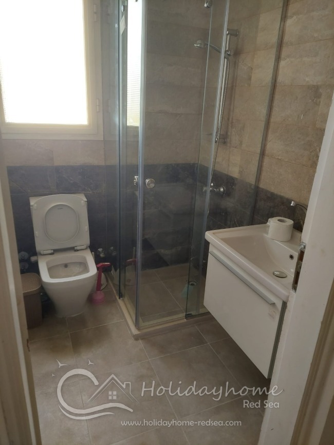 Badezimmer mit Duschkabine zwischen den Zimmern - erster Stock