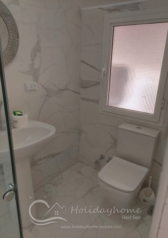 Gästebad mit Duschkabine - Erdgeschoss