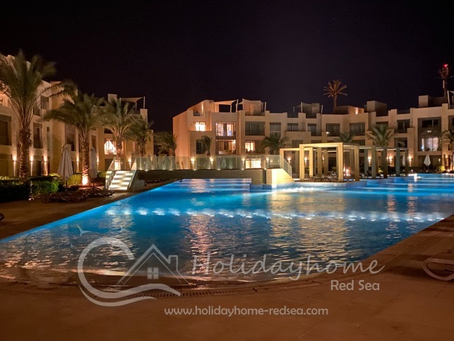 Beleuchteter Pool am Abend