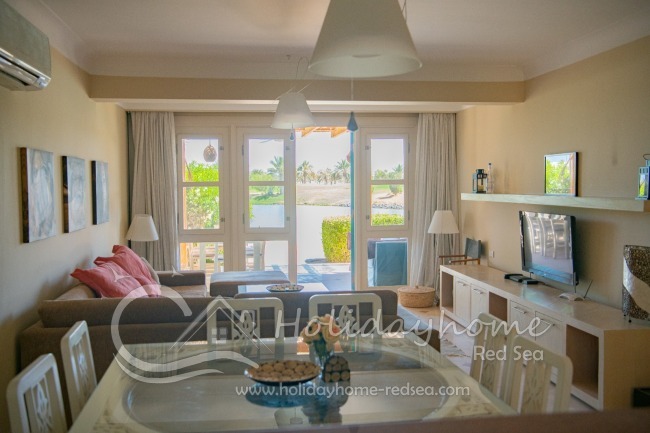 Gemütliches Wohnzimmer mit großem Sofa und großem TV