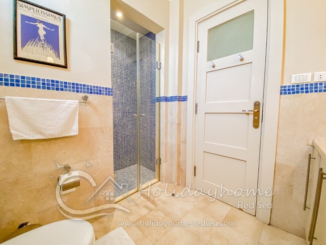 En suite Badezimmer mit Dusche