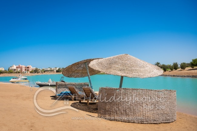 Eigene Sonnenliegen mit Sonnenschirm 