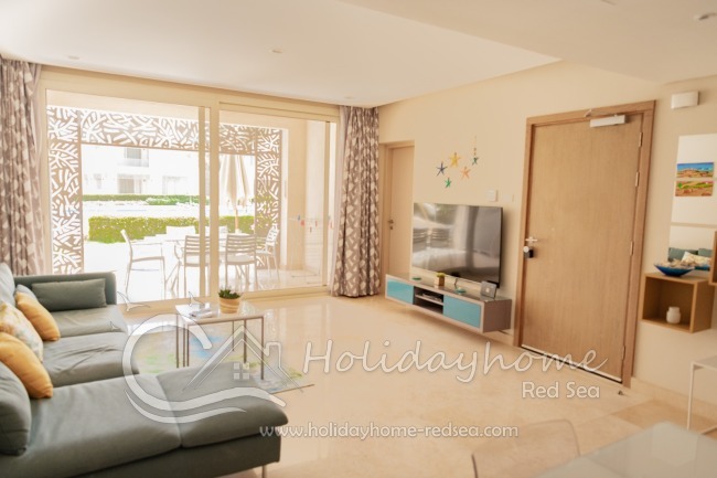 Wohnzimmer mit Zugang zur Terrasse und zum Pool
