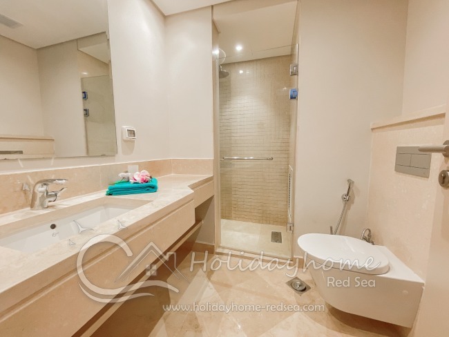Badezimmer mit Dusche
