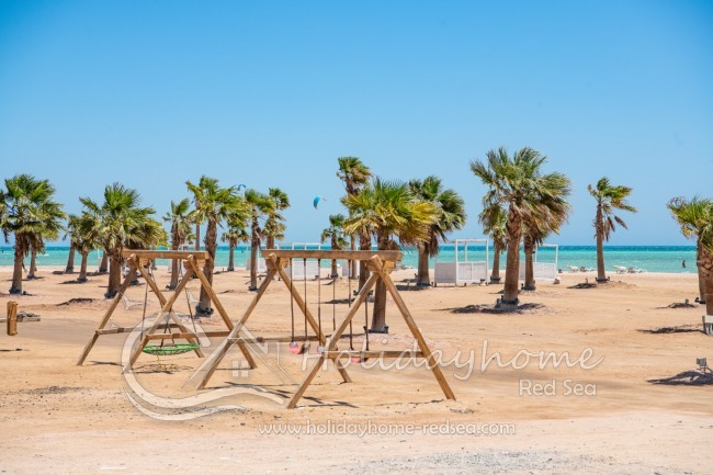 Kinderschaukel uns Sonnenliegen für Mangroovy Gäste