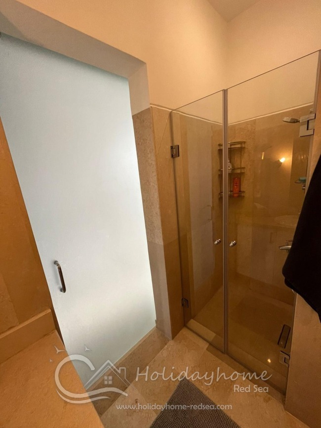 Komfortables badezimmer mit großer Dusche.