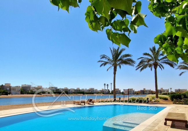 Gemeinschafspool mit Lagunenblick